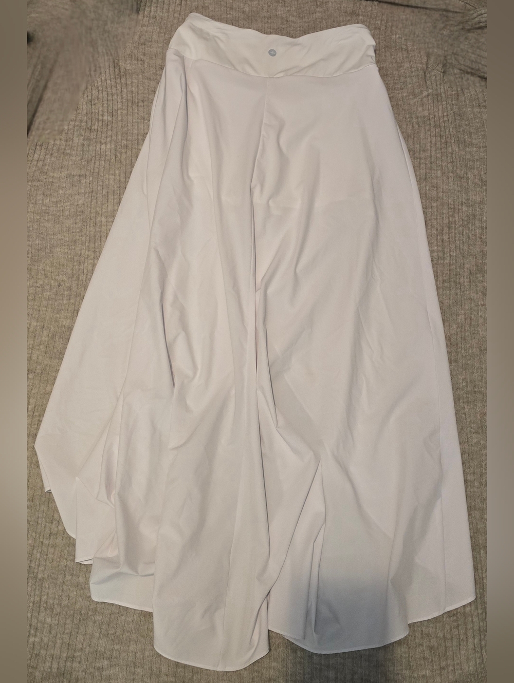 HALARA High Waisted Flowy Maxi Skirt. Size XS - Picture 6 of 7
